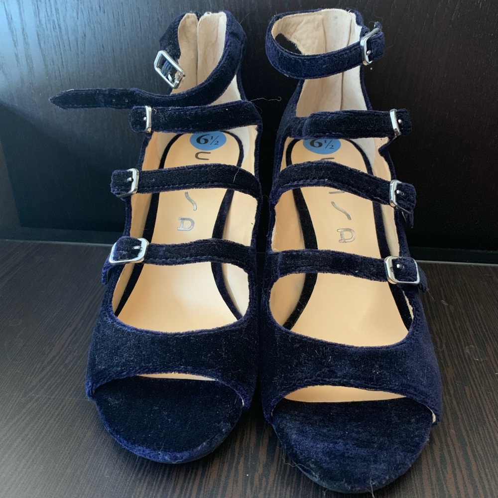 Navy heels